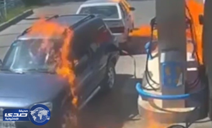 بالفيديو.. رجل يستخدم ولاعة لرؤية مدى أمتلاء خزان الوقود