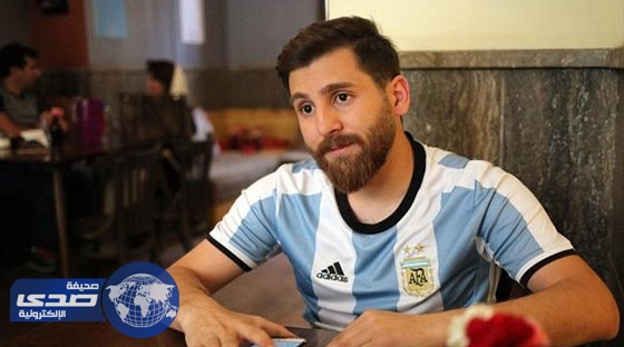 نجم برشلونة يدعو شبيهه إلى لقائه