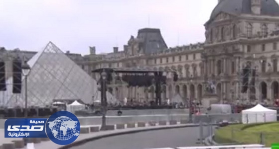 بالفيديو.. شرطة فرنسا تخلي ساحة «اللوفر» بعد العثور علي حقيبة مجهولة