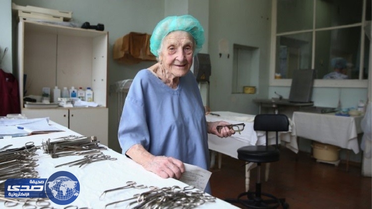 طبيبة روسية تُمارس الطب في عامها الـ 89 وإجراء 10 آلاف عملية جراحية