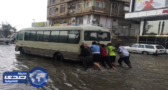 بالصور.. شباب يتطوعون بإخراج السيارات المتعطلة بسبب سيول الطائف