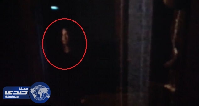 بالفيديو.. &#8221; شبح طفل &#8221; يٌحدق بكاميرا مراقبة داخل منزل