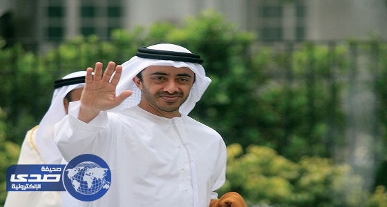 وزير الخارجية الإماراتي يقبل رأس الشيخ المغامسي «صورة»