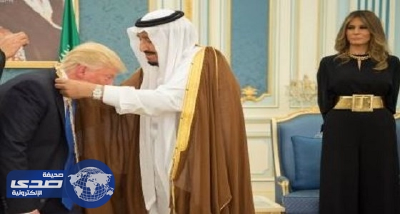 بالفيديو والصور.. الملك سلمان يقلد ترمب وسام الملك عبد العزيز