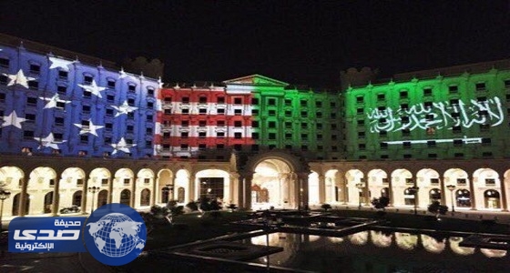 فندق «الريتز كارلتون» يستعد للقمة متشحا بالأزرق والأخضر