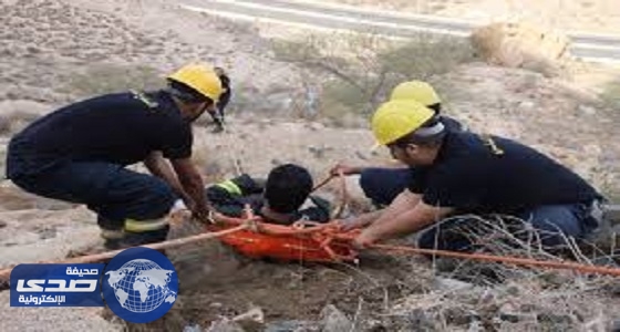 مدني الطائف ينقذ شخص سقط من منحدر جبل الهدا