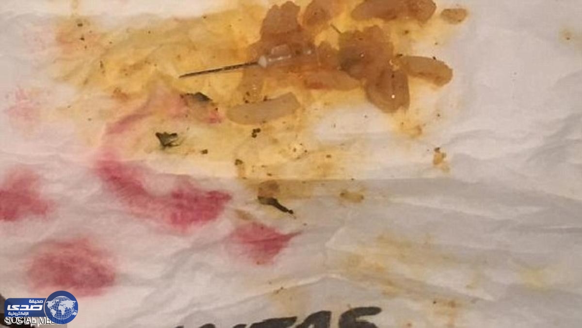 مسافر يعثر على ” إبرة طبية ” في وجبته