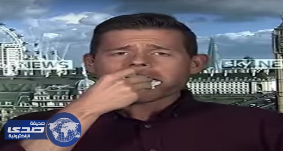 بالفيديو.. أستاذ جامعي يأكل كتابه بعد فوز حزب العمال البريطاني