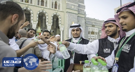بالصور.. توزيع نصف مليون عبوة من ماء زمزم بالمسجد الحرام منذ بداية رمضان