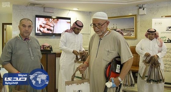 «شؤون المسجد الحرام والمسجد النبوي» توزع الهدايا على ضيوف الرحمن