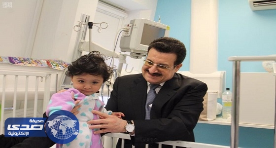 بالصور.. محمد بن نواف يعايد المرضى السعوديين بمستشفيات لندن