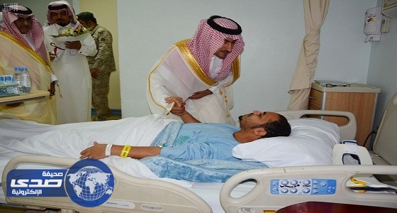 بالصور.. محافظ خميس مشيط يعايد المصابين في الحد الجنوبي بمستشفى القوات المسلحة