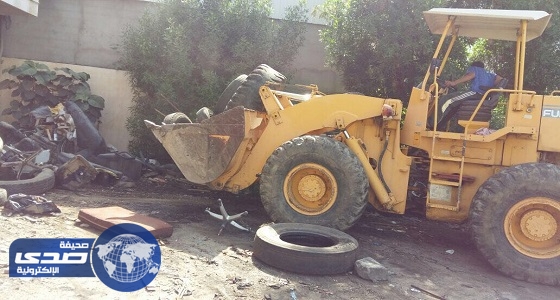 بلدية الداير تزيل مخلفات البناء والنفايات داخل الأحياء