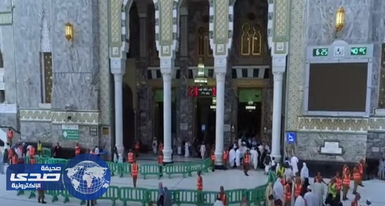 بالفيديو.. 2500 رجل أمن يديرون الحشود بباب الملك فهد والساحة الغربية للحرم