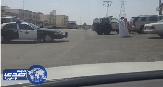 الدوريات الأمنية تلقي القبض على خليجي يمارس التسول بخميس مشيط