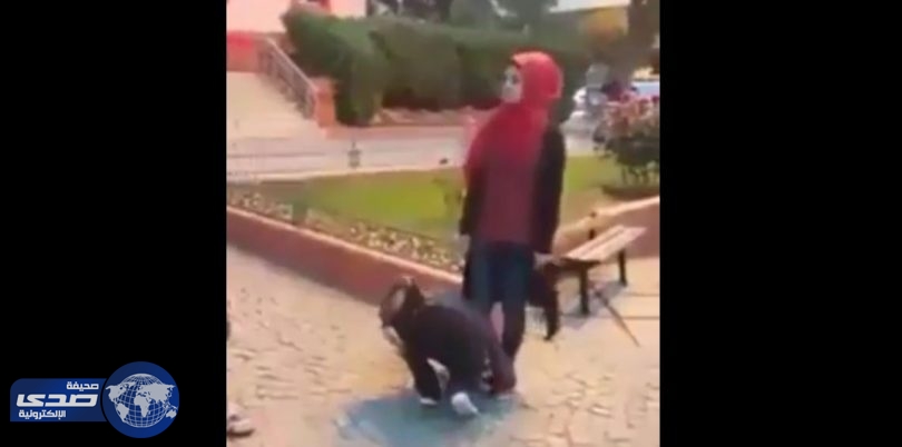 بالفيديو.. فتاة سورية تُهين شابين وتُرغمهما على الانحناء وتقبيل قدميها
