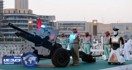 رجل الشرطة الآلي يطلق مدفع الإفطار بدبي من أمام برج خليفة