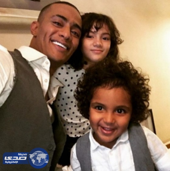 سيلفي محمد رمضان مع أبنائه..