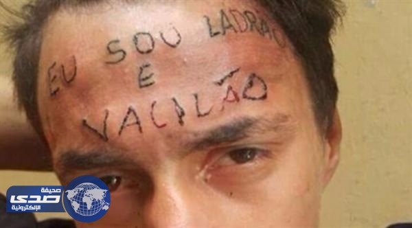 بالفيديو.. فنان وشوم  يرسم وشم مُشين للص صغير على جبينه لمعاقبته