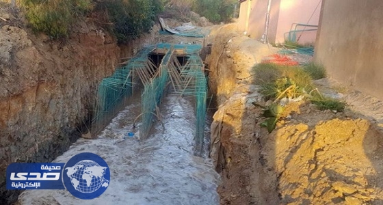 بالصور.. أمير الطائف يباشر مشكلة طفح المياه السطحية في «الحوية»