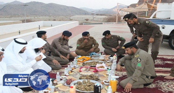 بالصور.. وكيل محافظة الحجرة يشارك رجال الأمن إفطارهم