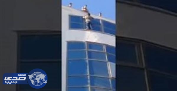 بالفيديو..إنقاذ أُردني حاول الانتحار من أعلى بناية بالزرقاء