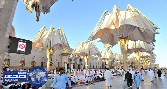 بالصور.. المظلات ومراوح الرذاذ تلّطف الأجواء بساحات المسجد النبوي