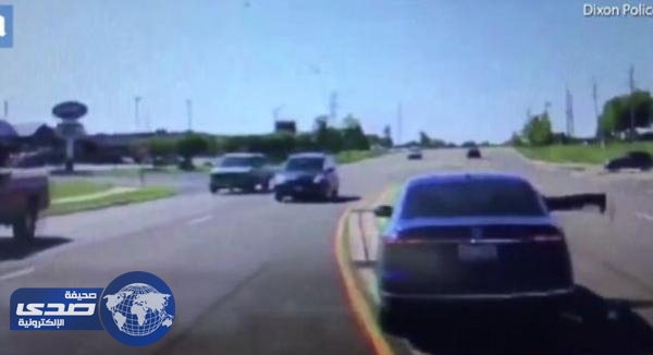 بالفيديو: أمريكي ينقذ سائقاً فقد السيطرة على سيارته عقب إصابته بنوبة قلبية