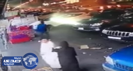 ⁠⁠⁠⁠⁠بالفيديو.. معركة لكمات بين رجل وفتاة بأحد شوارع جدة