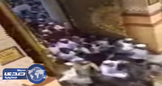 بالفيديو.. لحظة تدافع المصلين للدخول إلى المسجد النبوي