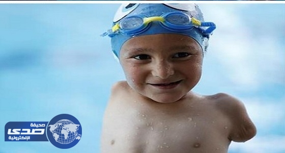 بالصور.. طفل «بلا ذراعين» يفوز بالميدالية الذهبية في السباحة