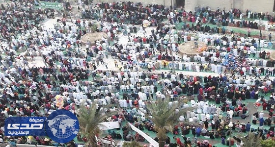 إمام مسجد في مصر يصلي العيد مرتين