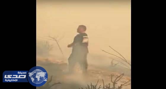 بالفيديو.. ملك الأردن يشارك في إخماد حريق في عمان