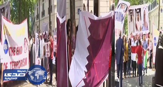نشطاء ينظمون مظاهرة أمام سفارة قطر بباريس رفضا لزيارة تميم