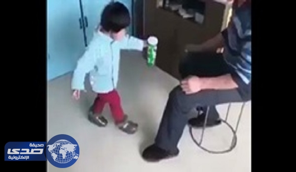 بالفيديو.. طفل يُصيب جده بحالة من الفزع بسبب مقلب
