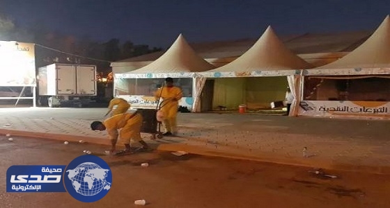 بالصور.. أمانة الرياض تواصل تنظيف خيام تفطير صائم