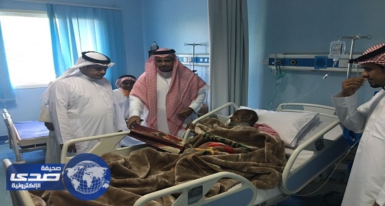 بالصور منسوبي مستشفى نمره العام يعايدون المرضى بالحلوى بالعرضيات