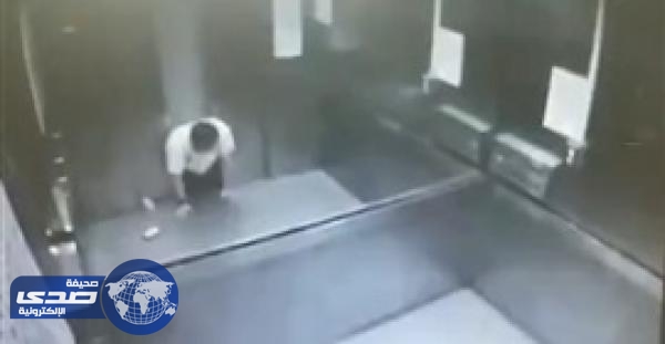 بالفيديو .. مصعد يسحق طبيباً بعد تحركه بشكل مفاجئ