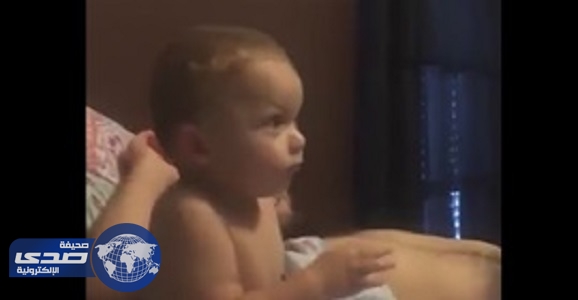 فيديو طريف لرد فعل طفل نائم لحظة سماعه أغنيته المفضلة