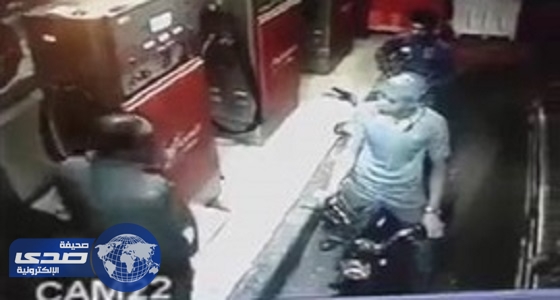 بالفيديو.. شاب يسرق عاملا بمحطة وقود بطريقة ماكرة