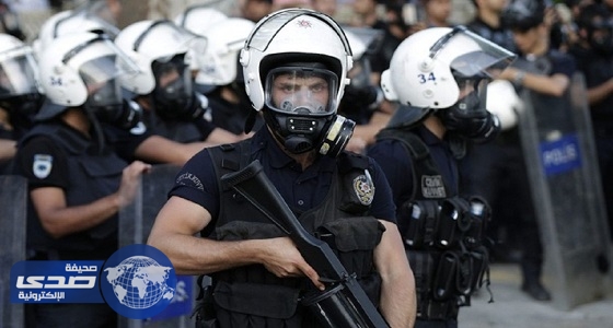 الشرطة التركية تعتقل 21 موظفا من إحدى الشركات بعد تسمم 700 جندي