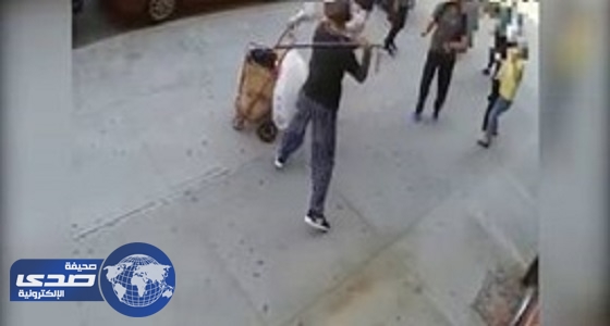 بالفيديو .. رد فعل مفاجئ لعجوز اعتدى شاب عليه بعصا