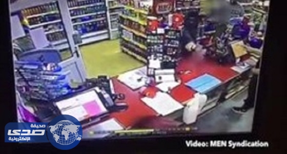 بالفيديو.. مُتسوق ينقض على حرامي يحاول سرقة متجر بسكين