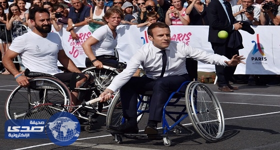 بالصور.. الرئيس الفرنسي يجلس على كرسي متحرك ويلعب التنس