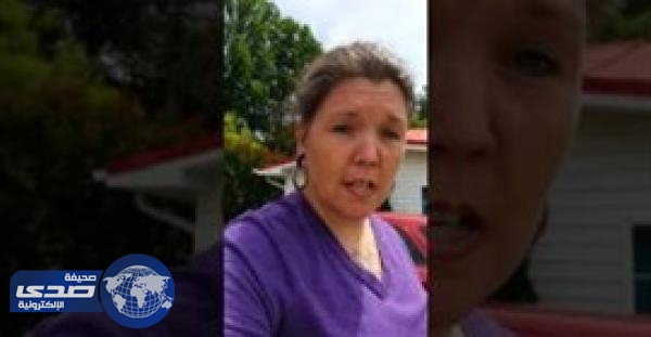 بالفيديو .. سيدة تقبض على ثعبان ضخم بغطاء مخدة