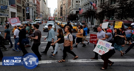 بالصور.. الأمريكيون يتظاهرون ضد قرار حظر السفر