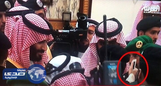 بالفيديو.. لحظة التقاط مبايع «سيلفي» مع محمد بن سلمان أثناء المبايعة