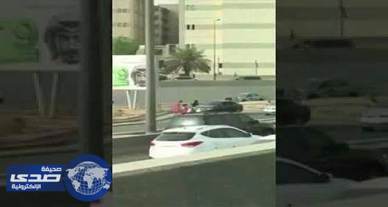 بالفيديو.. صغيرات تخففن عن أبيهن الصائم حرارة الجو في الرياض