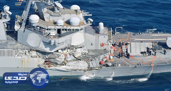 فقدان 7 من طاقم مدمرة أمريكية بعد اصطدامها بسفينة شحن