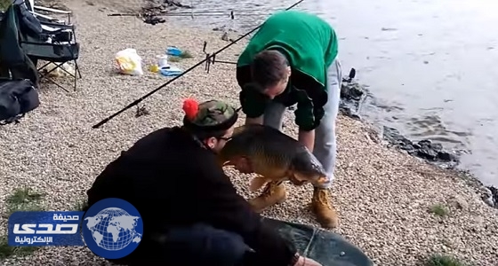 بالفيديو.. سمكة تخدع صيادا